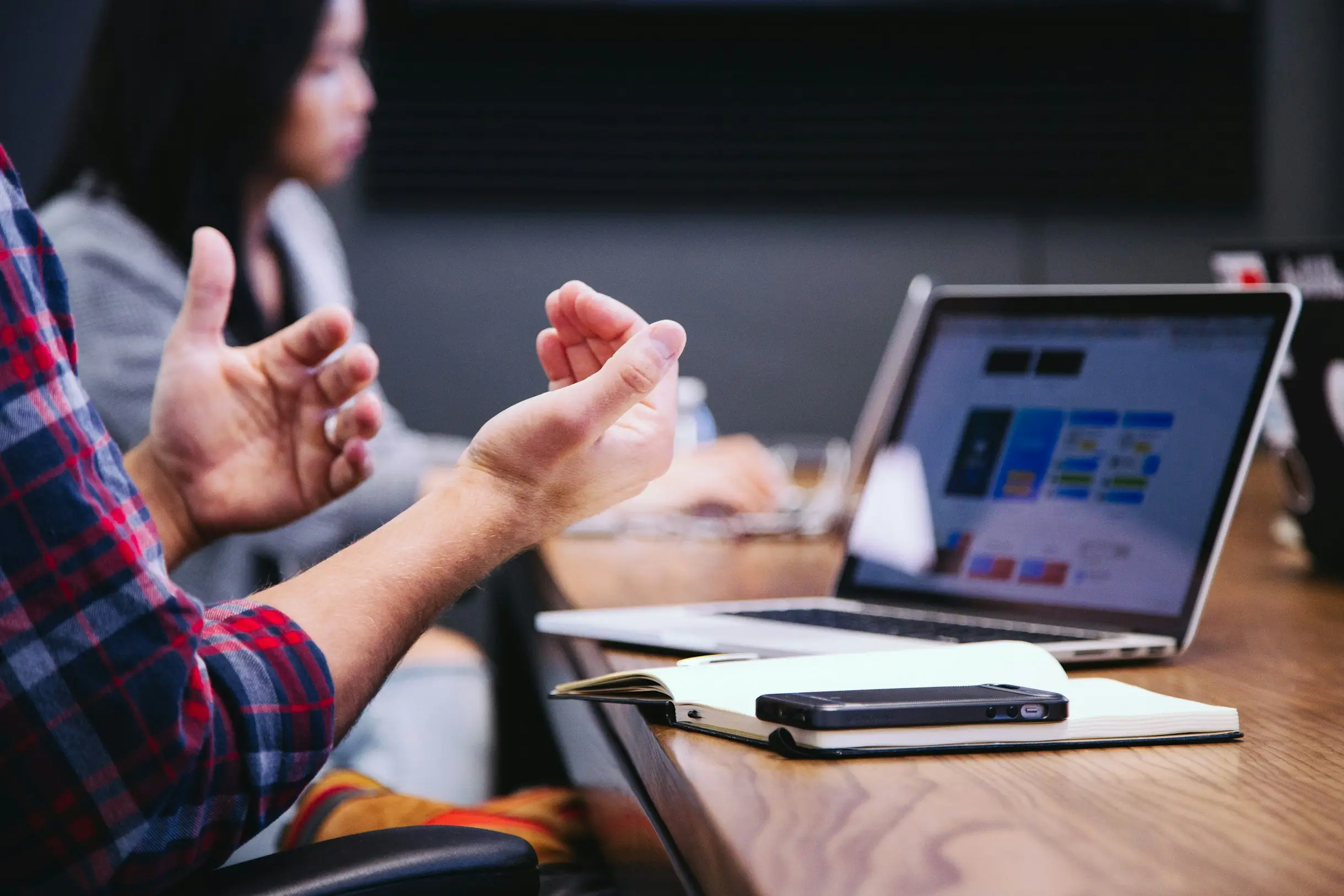 Riunione di lavoro per la definizione della strategia d’impresa con strumenti digitali