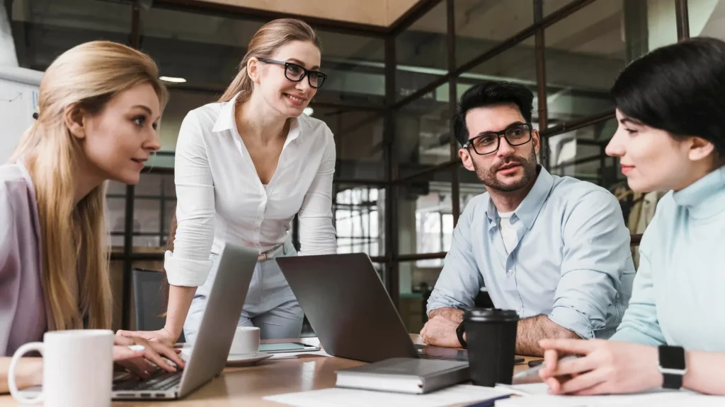 Temporary manager PMI al lavoro con il team durante una riunione operativa