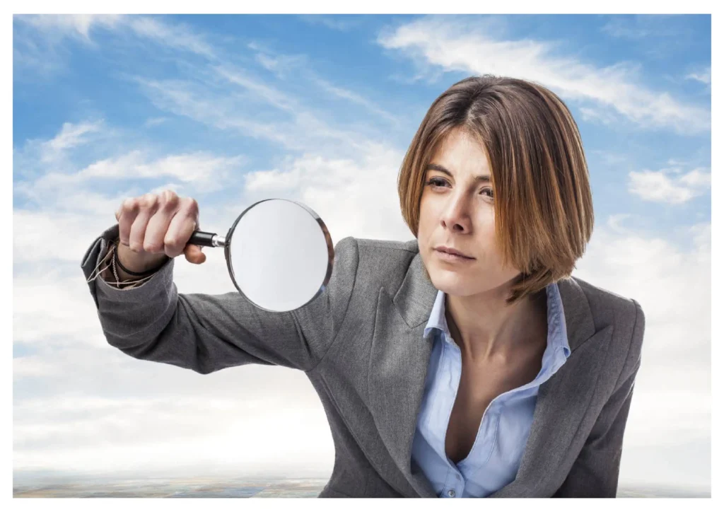 Consulente analizza i margini di una PMI con lente di ingrandimento