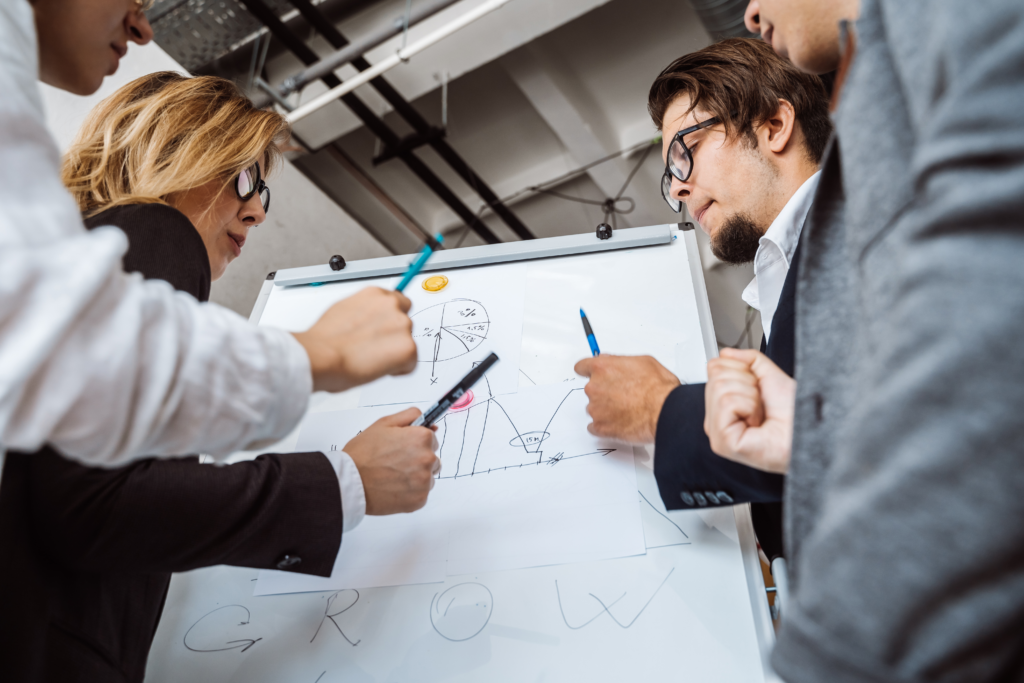 Team PMI lavora su piano strategico analizzando grafici, priorità e obiettivi
