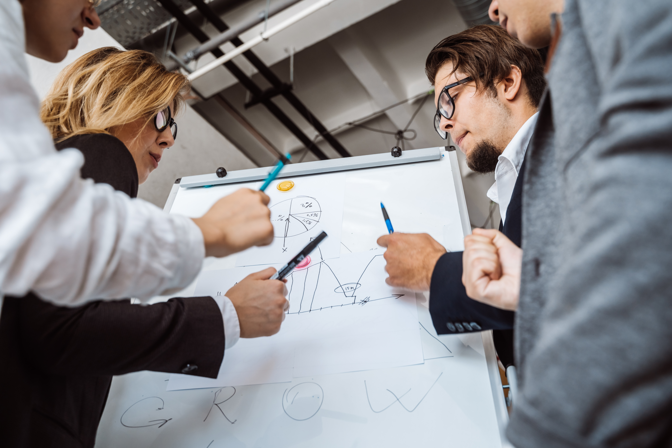 Team PMI lavora su piano strategico analizzando grafici, priorità e obiettivi