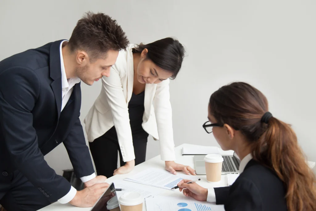 Team commerciale PMI che analizza processi hybrid selling regole ingaggio field inside sales governance