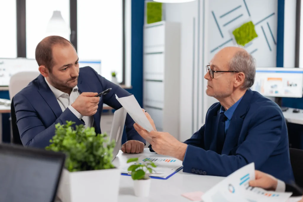 Imprenditore PMI esamina dati ESG con consulente per accesso al credito bancario