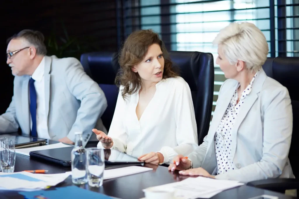 Temporary manager coordina riunione strategica PMI: governance decisionale e operatività in azione