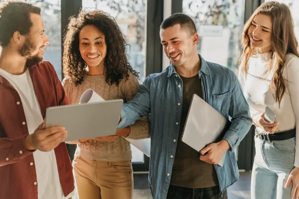 team di lavoro PMI che collabora su attività operative e decisionali